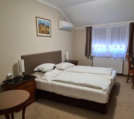 Korona Panzio Bed & Breakfast Hatvan Exterior photo
